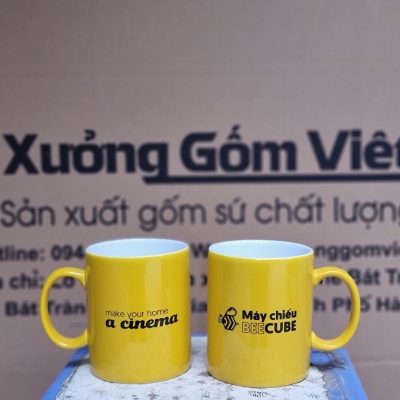 Ly sứ màu in logo dáng trụ quai C màu vàng và trắng 350ml LSM-11