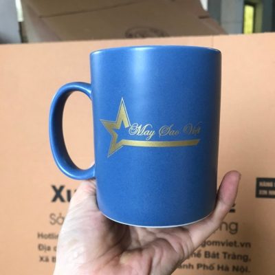 Ly sứ màu in logo dáng trụ quai C màu xanh dương và trắng 350ml LSM-09