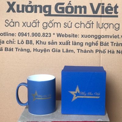 Ly sứ màu in logo dáng trụ quai C màu xanh dương và trắng 350ml LSM-09