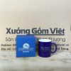 Ly sứ màu in logo dáng trụ quai C màu xanh navy và trắng 350ml LSM-22