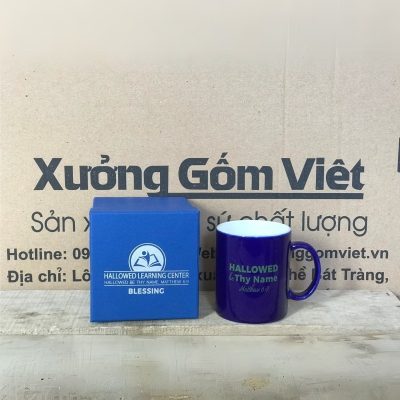 Ly sứ màu in logo dáng trụ quai C màu xanh navy và trắng 350ml LSM-22