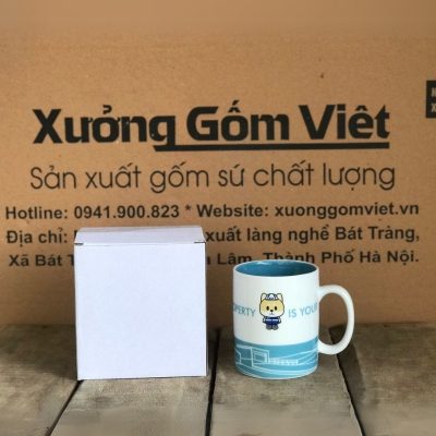 Ly sứ màu in logo dáng trụ quai C màu trắng và xanh dương 350ml LSM-06