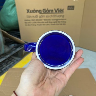 Ly sứ màu in logo dáng trụ quai C màu xanh navy và trắng 350ml LSM-15