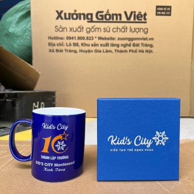 Ly sứ màu in logo dáng trụ quai C màu xanh dương và trắng 350ml LSM-14
