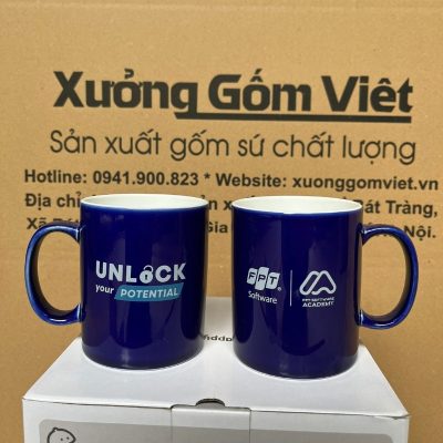 Ly sứ màu in logo dáng trụ quai C màu xanh navy và trắng 350ml LSM-15