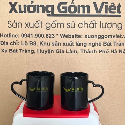 Ly sứ màu in logo dáng trụ quai tim màu đen 350ml LSM-18