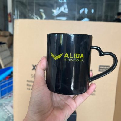 Ly sứ màu in logo dáng trụ quai tim màu đen 350ml LSM-18