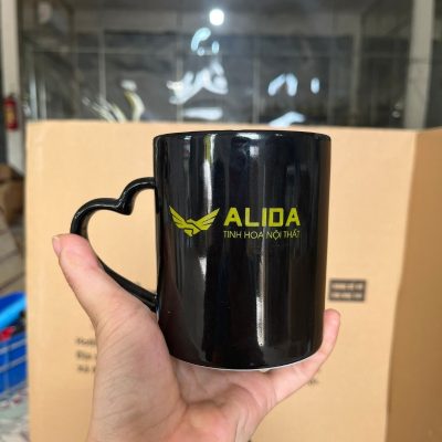 Ly sứ màu in logo dáng trụ quai tim màu đen 350ml LSM-18