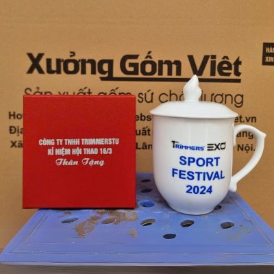 Ly sứ trắng in logo có nắp dáng thóp quai bán tim 350ml LST-09