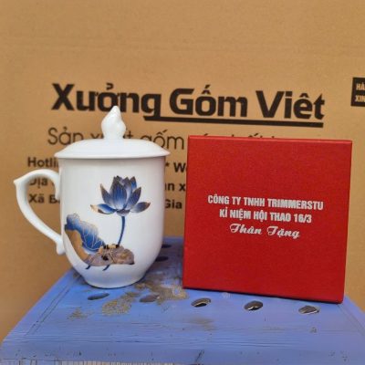 Ly sứ trắng in logo có nắp dáng thóp quai bán tim 350ml LST-09
