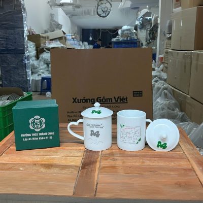 Ly sứ trắng in logo có nắp dáng trụ quai trái tim 350ml LST-16