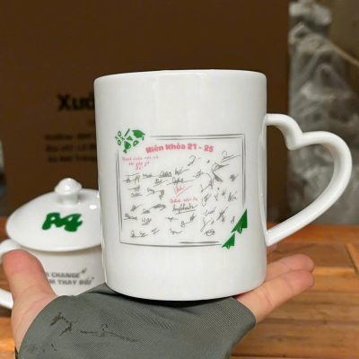 Ly sứ trắng in logo có nắp dáng trụ quai trái tim 350ml LST-16