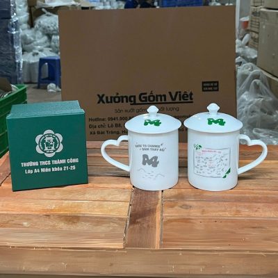 Ly sứ trắng in logo có nắp dáng trụ quai trái tim 350ml LST-16