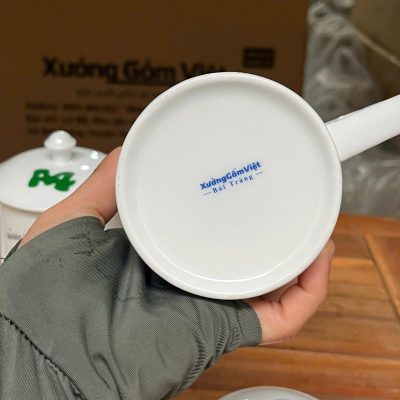 Ly sứ trắng in logo có nắp dáng trụ quai trái tim 350ml LST-16