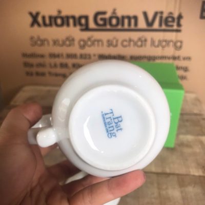 Ly sứ trắng in logo có nắp và đĩa dáng thóp quai C 300ml LST-07