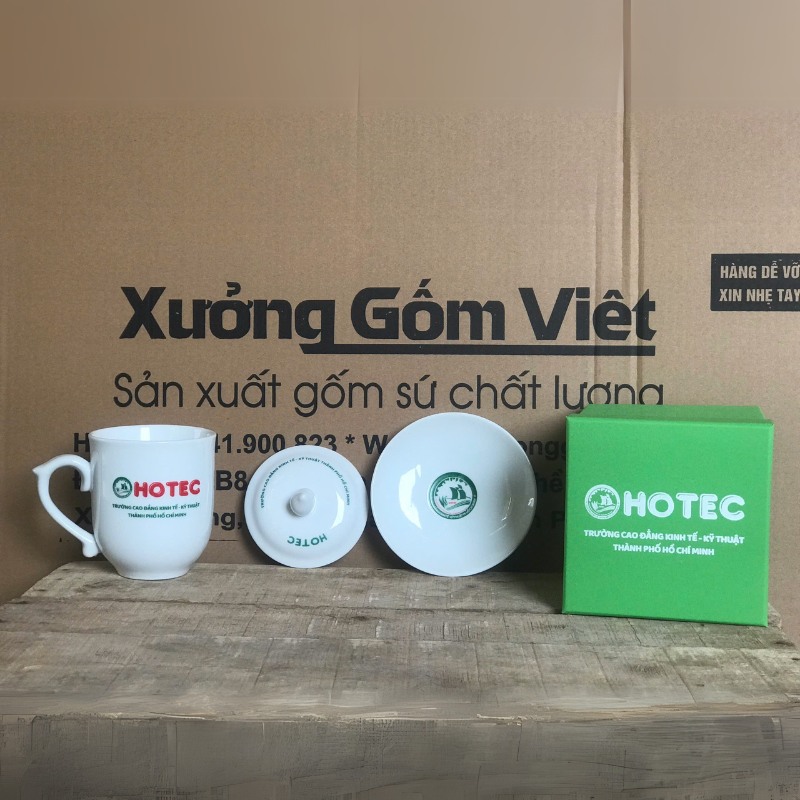 Ly sứ trắng in logo có nắp và đĩa dáng thóp quai C 300ml LST-07