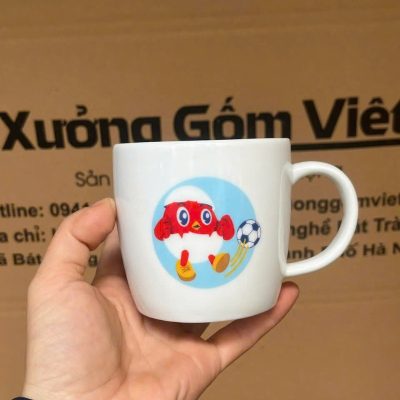 Ly sứ trắng in logo dáng trụ lùn quai C 300ml LST-15