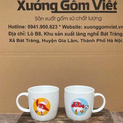 Ly sứ trắng in logo dáng trụ lùn quai C 300ml LST-15