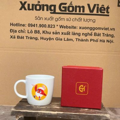 Ly sứ trắng in logo dáng trụ lùn quai C 300ml LST-15