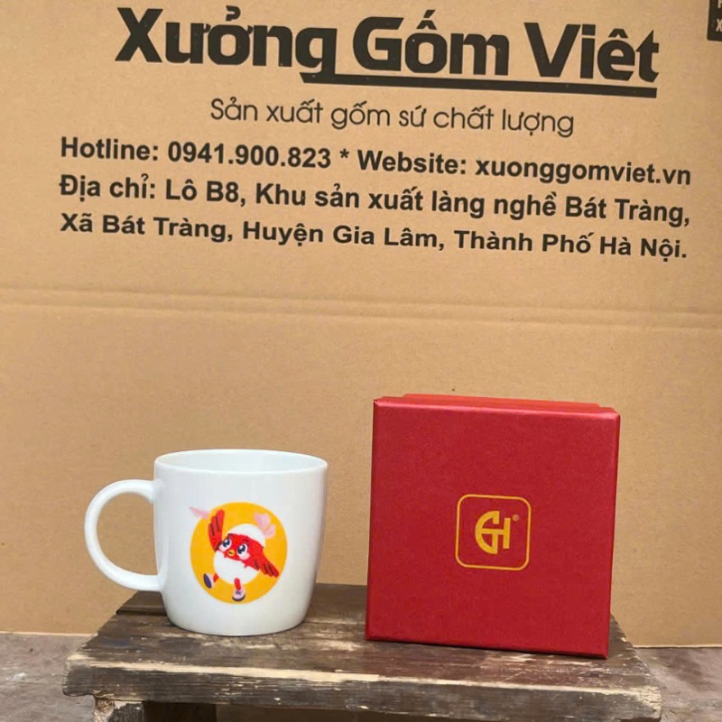 Ly sứ trắng in logo dáng trụ lùn quai C 300ml LST-15