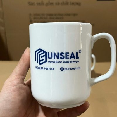 Ly sứ trắng in logo dáng trụ quai vuông 350ml LST-11