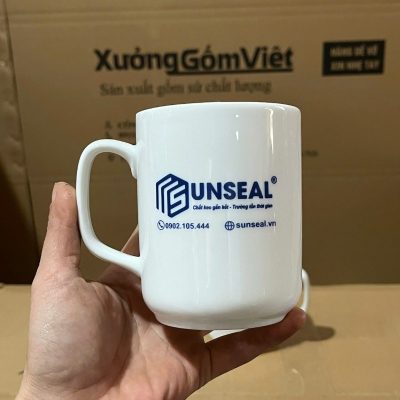 Ly sứ trắng in logo dáng trụ quai vuông 350ml LST-11