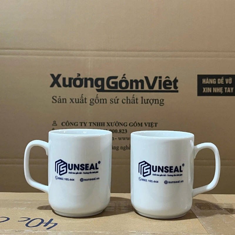 Ly sứ trắng in logo dáng trụ quai vuông 350ml LST-11