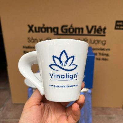 Ly sứ trắng in logo dáng trụ thấp quai bán tim 350ml LST-10