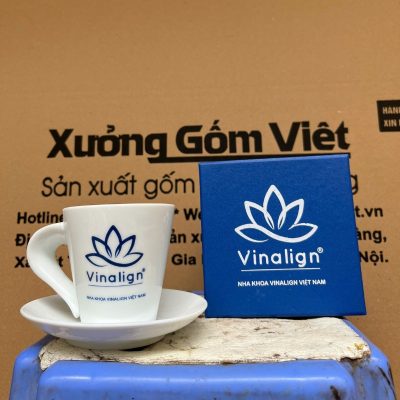 Ly sứ trắng in logo dáng trụ thấp quai bán tim 350ml LST-10