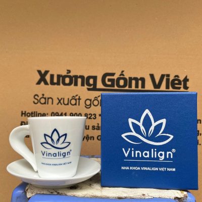 Ly sứ trắng in logo dáng trụ thấp quai bán tim 350ml LST-10