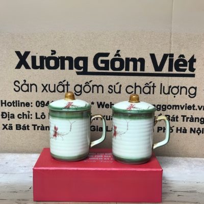 Bộ cốc sứ 2 món in logo có nắp dáng trụ quai vuông họa tiết hoa sen đỏ 350ml BCS-03