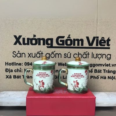 Bộ cốc sứ 2 món in logo có nắp dáng trụ quai vuông họa tiết hoa sen đỏ 350ml BCS-03