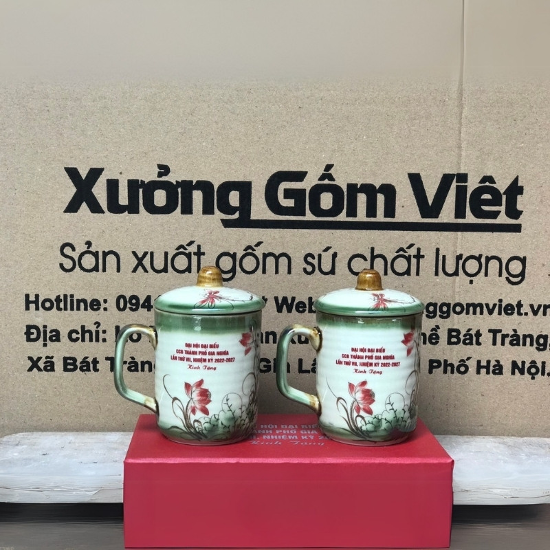 Bộ cốc sứ 2 món in logo có nắp dáng trụ quai vuông họa tiết hoa sen đỏ 350ml BCS-03
