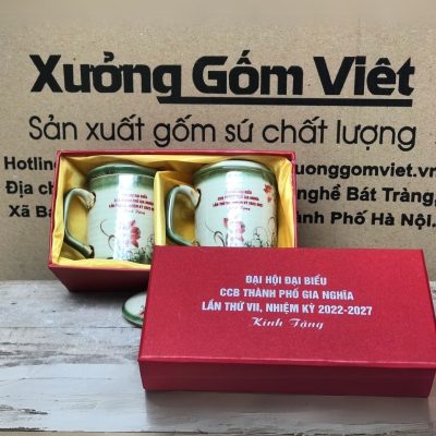 Bộ cốc sứ 2 món in logo có nắp dáng trụ quai vuông họa tiết hoa sen đỏ 350ml BCS-03