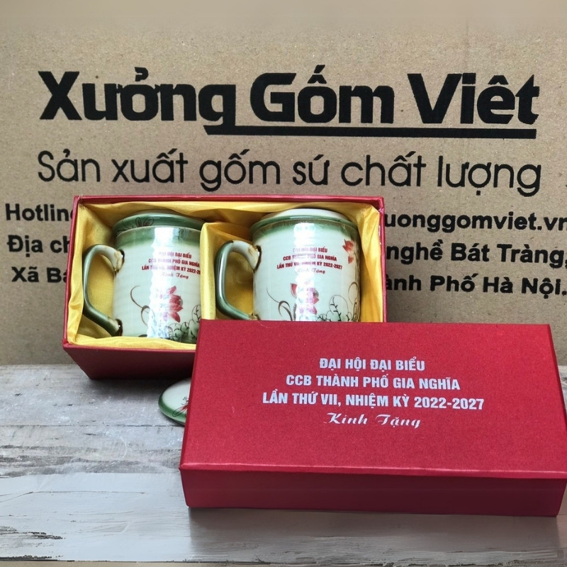 Bộ cốc sứ 2 món in logo có nắp dáng trụ quai vuông họa tiết hoa sen đỏ 350ml BCS-03
