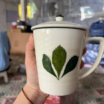 Bộ cốc sứ 2 món in logo có nắp dáng vát thấp quai vuông hoạ tiết 3 lá 300ml BCS-15