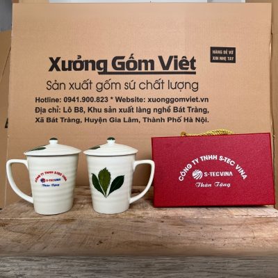 Bộ cốc sứ 2 món in logo có nắp dáng vát thấp quai vuông hoạ tiết 3 lá 300ml BCS-15
