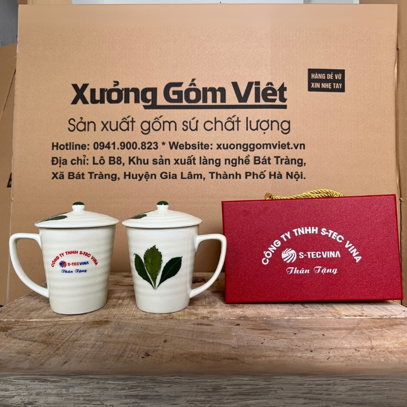 Bộ cốc sứ 2 món in logo có nắp dáng vát thấp quai vuông hoạ tiết 3 lá 300ml BCS-15