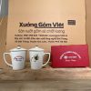 Bộ cốc sứ 2 món in logo có nắp dáng vát thấp quai vuông hoạ tiết hoa sen hồng 300ml BCS-17