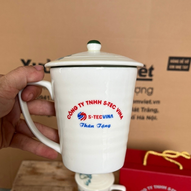 Bộ cốc sứ 2 món in logo có nắp dáng vát thấp quai vuông hoạ tiết hoa sen hồng 300ml BCS-17