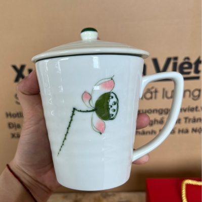 Bộ cốc sứ 2 món in logo có nắp dáng vát thấp quai vuông hoạ tiết hoa sen hồng 300ml BCS-17