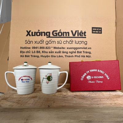 Bộ cốc sứ 2 món in logo có nắp dáng vát thấp quai vuông hoạ tiết hoa sen hồng 300ml BCS-17