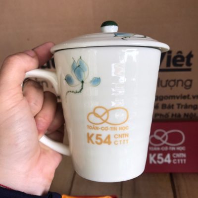 Bộ cốc sứ 2 món in logo có nắp dáng vát thấp quai vuông họa tiết hoa sen xanh 300ml BCS-08