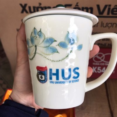 Bộ cốc sứ 2 món in logo có nắp dáng vát thấp quai vuông họa tiết hoa sen xanh 300ml BCS-08