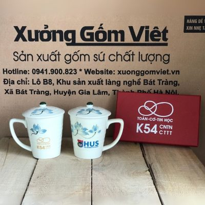 Bộ cốc sứ 2 món in logo có nắp dáng vát thấp quai vuông họa tiết hoa sen xanh 300ml BCS-08
