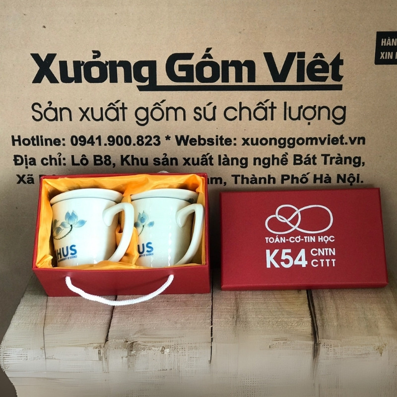 Bộ cốc sứ 2 món in logo có nắp dáng vát thấp quai vuông họa tiết hoa sen xanh 300ml BCS-08