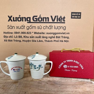 Bộ cốc sứ 2 món in logo có nắp dáng vát thấp quai vuông hoạ tiết hoa sen xanh 300ml BCS-16
