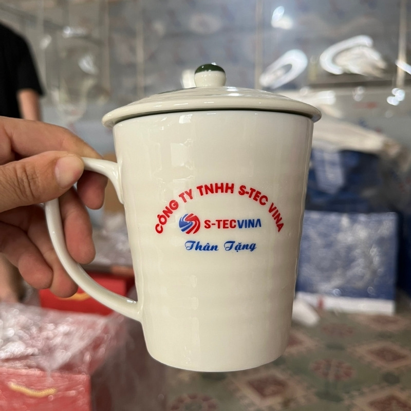 Bộ cốc sứ 2 món in logo có nắp dáng vát thấp quai vuông hoạ tiết hoa sen xanh 300ml BCS-16