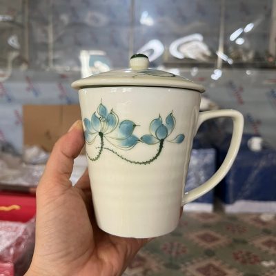 Bộ cốc sứ 2 món in logo có nắp dáng vát thấp quai vuông hoạ tiết hoa sen xanh 300ml BCS-16