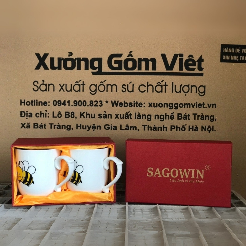 Bộ cốc sứ 2 món in logo dáng ngọn lửa quai bán tim họa tiết con ong 350ml BCS-20